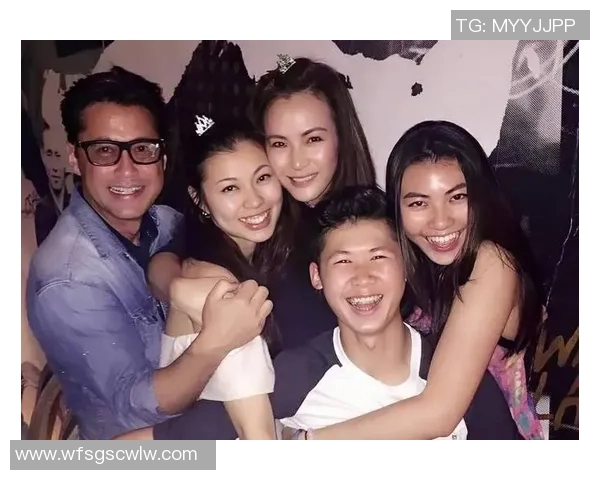 足球明星与女足球员亲密合影展现体育魅力与性别平等的美好瞬间 足球明星与女足球员亲密合影展现体育魅力与性别平等的美好瞬间