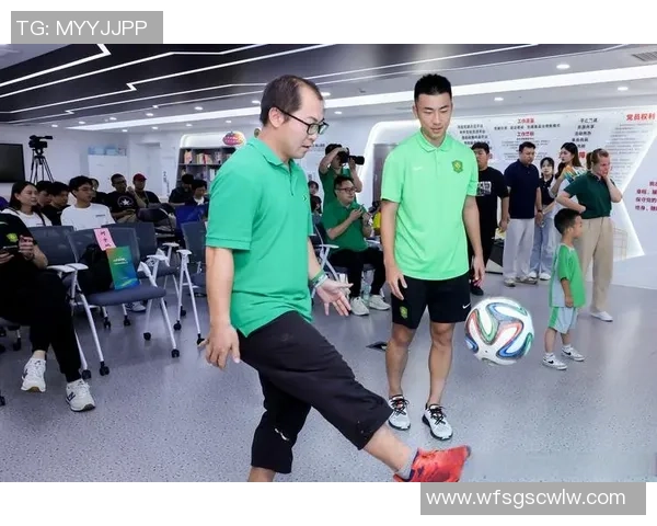 足球巨星与网络红人意外相遇引发的趣味故事与精彩瞬间分享 足球巨星与网络红人意外相遇引发的趣味故事与精彩瞬间分享