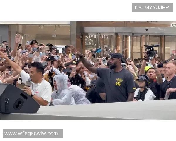 足球明星穿西装在抖音上展现魅力风采引发热议与粉丝热情互动 足球明星穿西装在抖音上展现魅力风采引发热议与粉丝热情互动